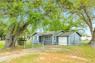 837 Pin Money St, Clute, TX 77531 - Photo 3
