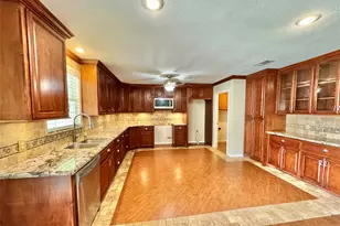 912 S 21st St, Nederland, TX 77627 - Photo 5