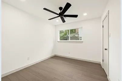 11306 Valley Spring Drive, Houston, TX 77043 - Photo 33