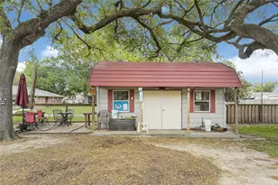 1008 E Houston St, Highlands, TX 77562 - Photo 29
