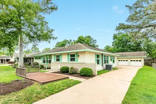 311 Carnation St, Lake Jackson, TX 77566 - Photo 3