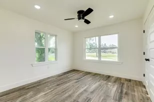 1200 Gifford Ln, Angleton, TX 77515 - Photo 23