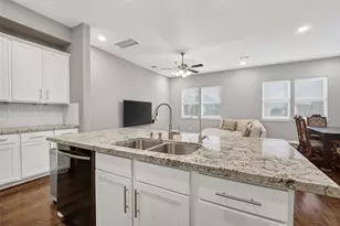 5403 Holguin Hollow St, Houston, TX 77023 - Photo 19