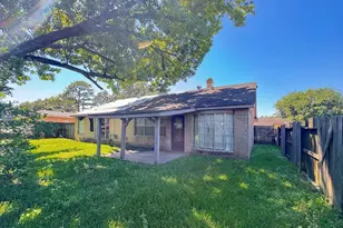 10407 Huntington Wood Dr, Houston, TX 77099 - Photo 13