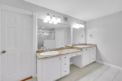 2430 Nantucket Drive #B, Houston, TX 77057 - Photo 9