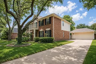 2010 Claire Ct, Sugar Land, TX 77478 - Photo 3
