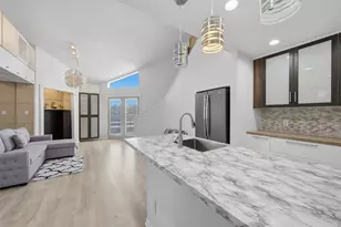 10855 Meadowglen Ln, Houston, TX 77042 - Photo 15