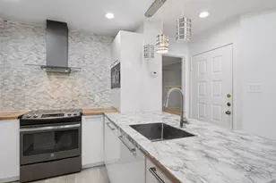 10855 Meadowglen Ln, Houston, TX 77042 - Photo 7