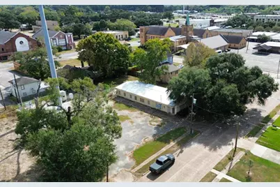 608 Travis Street, Liberty, TX 77575 - Photo 3