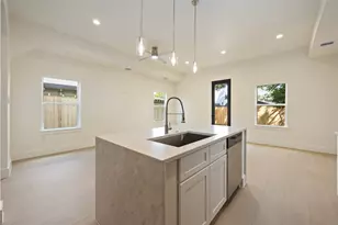 3839 Noah St, Houston, TX 77021 - Photo 9