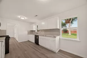 18219 Kings Lynn St, Webster, TX 77058 - Photo 11