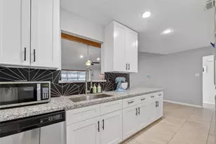 17115 Bougainvilla Ln, Friendswood, TX 77546 - Photo 3