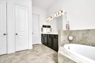 11012 Mikula Dr, Houston, TX 77043 - Photo 23