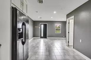 1107 E 40th 1/2 St, Houston, TX 77022 - Photo 9