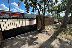 5305 Southlea St, Houston, TX 77033 - Photo 3