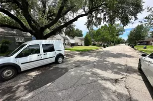 2015 Des Jardines St, Houston, TX 77023 - Photo 11