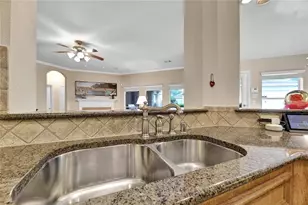 13610 Popes Creek Ln, Houston, TX 77044 - Photo 9