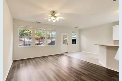 2 Peachridge Place, The Woodlands, TX 77382 - Photo 3