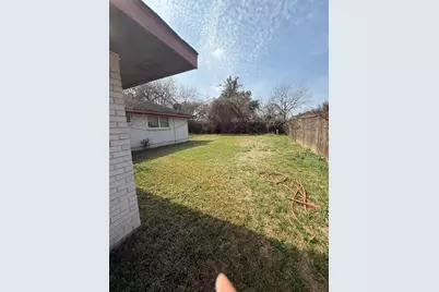 8839 Glenhouse Drive, Houston, TX 77088 - Photo 9