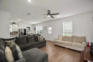 7327 Madison Cmns Ln, Houston, TX 77075 - Photo 9