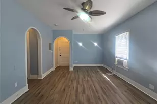 725 Broadway Ave, Galveston, TX 77550 - Photo 11