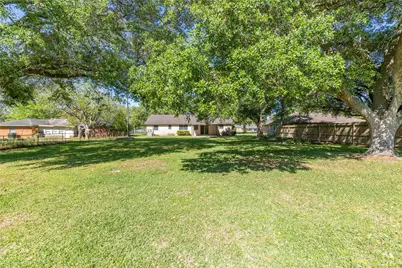 1203 Kansas Avenue S, Anahuac, TX 77514 - Photo 9