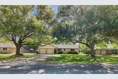 1203 Kansas Avenue S, Anahuac, TX 77514 - Photo 5