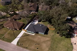 407 Tamarind St, Lake Jackson, TX 77566 - Photo 3