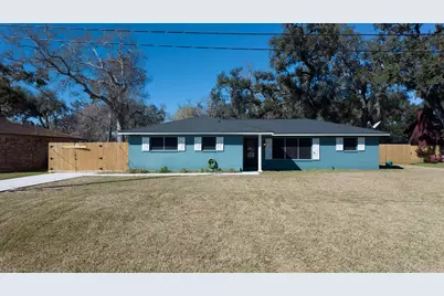 407 Tamarind Street, Lake Jackson, TX 77566 - Photo 1