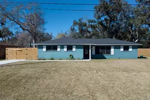 407 Tamarind St, Lake Jackson, TX 77566 - Photo 1