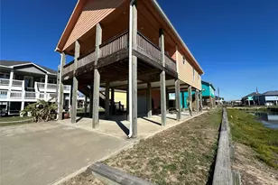 922 Driftwood Dr, Crystal Beach, TX 77650 - Photo 7