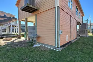 922 Driftwood Dr, Crystal Beach, TX 77650 - Photo 11