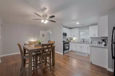 2218 Silverbonnet Street, Houston, TX 77055 - Photo 9