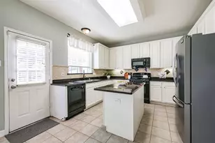 2413 Piney Woods Dr, Pearland, TX 77581 - Photo 3
