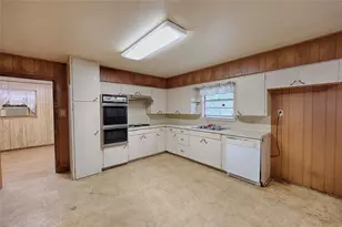 200 Young St, Hallettsville, TX 77964 - Photo 11