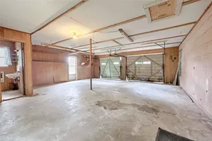 200 Young St, Hallettsville, TX 77964 - Photo 23