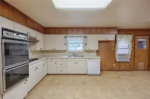 200 Young St, Hallettsville, TX 77964 - Photo 9
