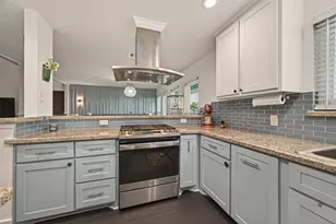 9 N White Heron Dr, La Marque, TX 77568 - Photo 13