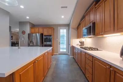 110 S Longsford Circle, The Woodlands, TX 77382 - Photo 7