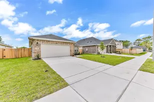 3014 King Oaks St, Baytown, TX 77251 - Photo 3