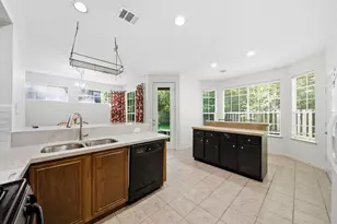 96 E Lakeridge Dr, The Woodlands, TX 77381 - Photo 11