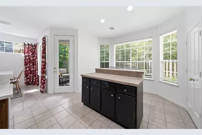 96 E Lakeridge Drive, The Woodlands, TX 77381 - Photo 11