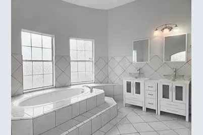 5027 Creekmont Drive, Houston, TX 77091 - Photo 9