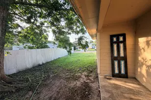 424 Baker Cir, Ames, TX 77575 - Photo 9