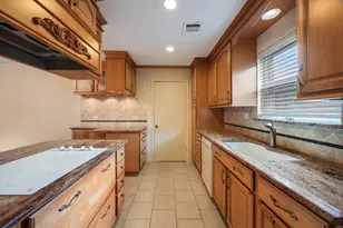 9646 Fairdale Ln, Houston, TX 77063 - Photo 11