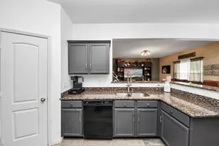 415 Hawks View Dr, La Marque, TX 77568 - Photo 13