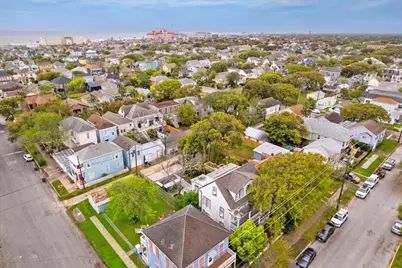 1607 Avenue L, Galveston, TX 77550 - Photo 3