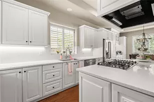 131 E Beckonvale Cir, The Woodlands, TX 77382 - Photo 11