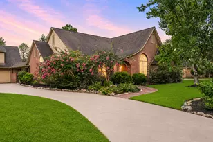 1207 W Edgewood Dr, Friendswood, TX 77546 - Photo 1