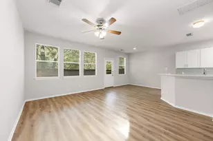 211 N Burberry Park Cir, The Woodlands, TX 77382 - Photo 17